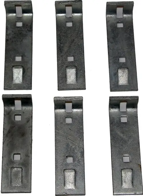Sechs Metallbefestigungsbügel in quadratischer Form, gefertigt von Wolf, geeignet für Montageanwendungen. Die Oberfläche ist glänzend, mit mehreren Durchbrüchen.
